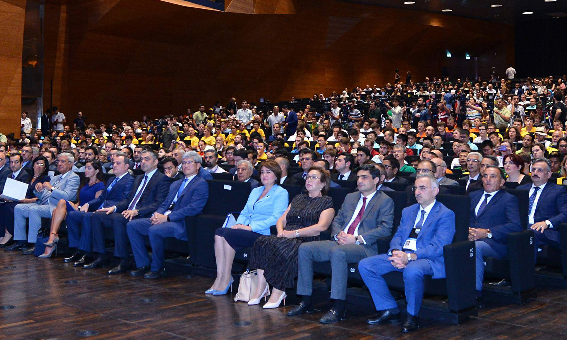 Dünya məktəbliləri Bakıda yarışır