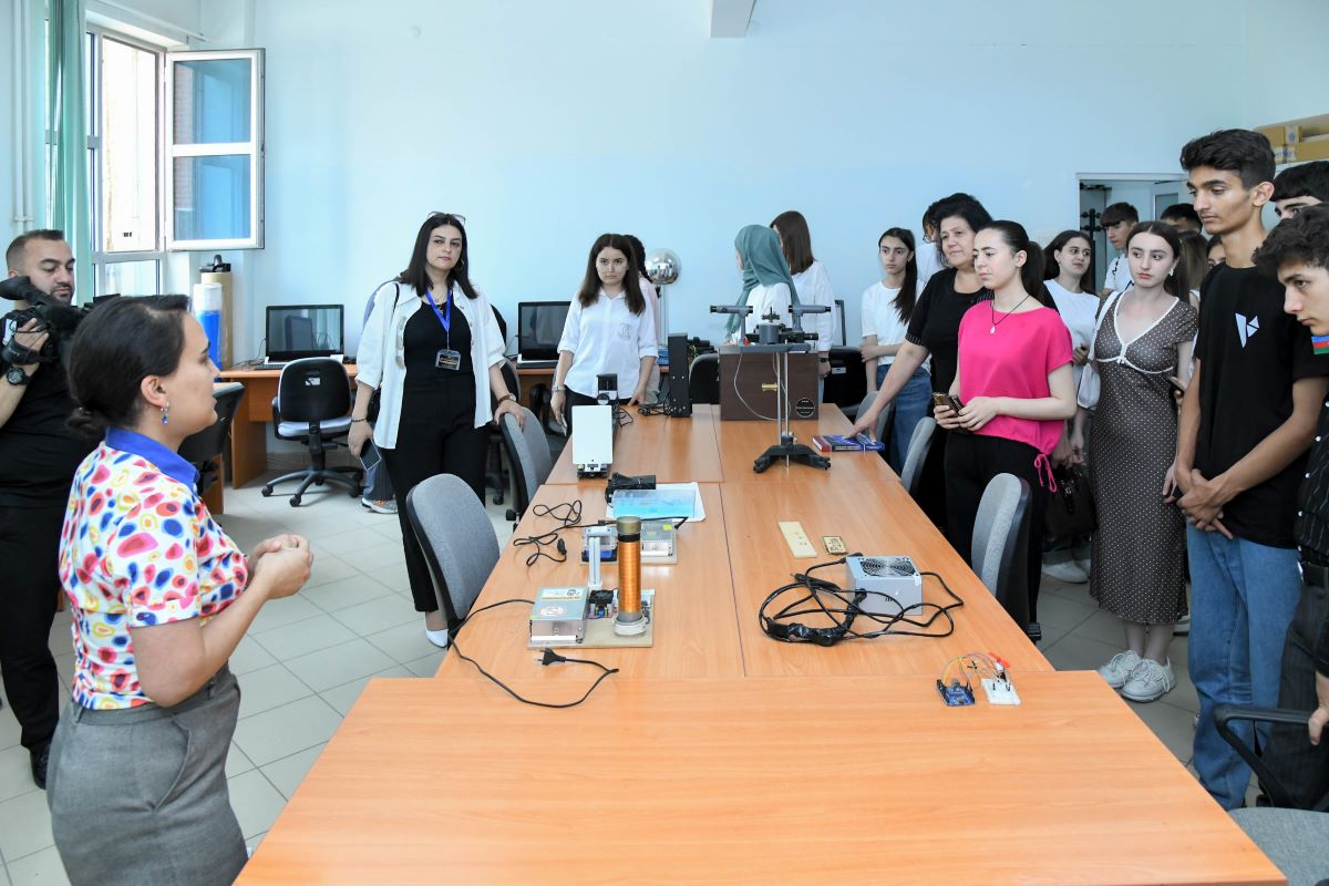 Regionları təmsil edən şagirdlər BMU-nun laboratoriyaları ilə tanış olublar