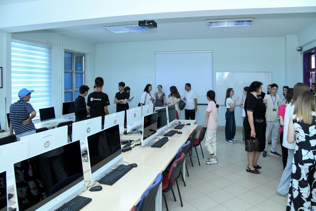 Regionları təmsil edən şagirdlər BMU-nun laboratoriyaları ilə tanış olublar