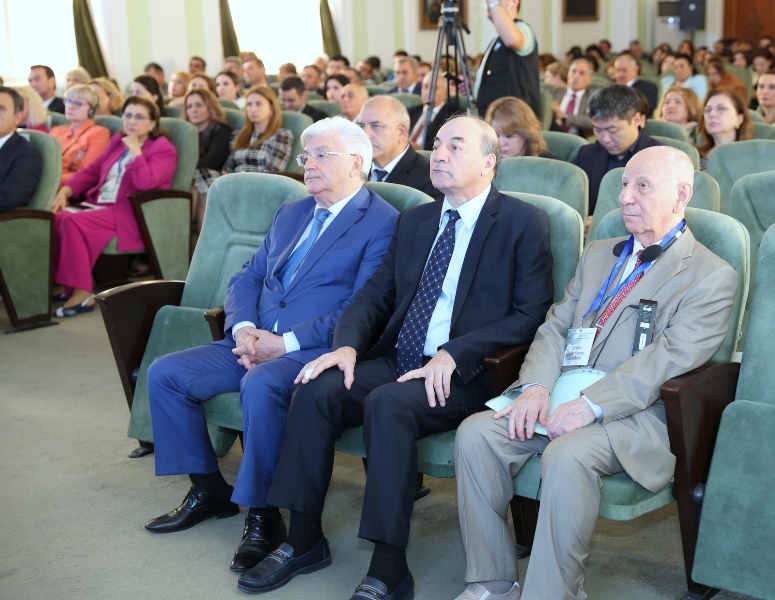 UNEC-də Yaşıl dünya və COP mövzusunda beynəlxalq elmi konfrans keçirilir