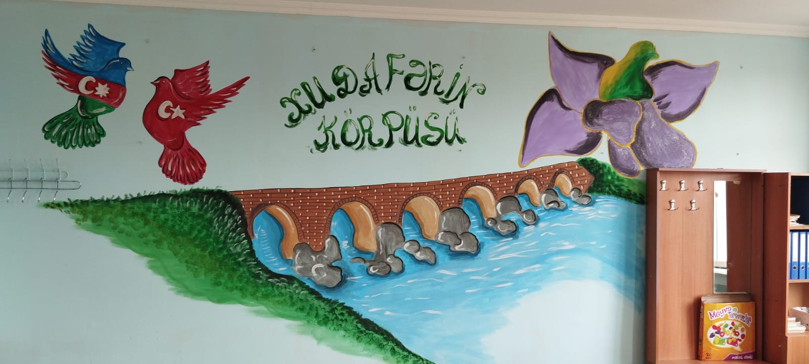 Məktəb divarlarını əl işləri ilə canlandıran müəllim - FOTOLAR