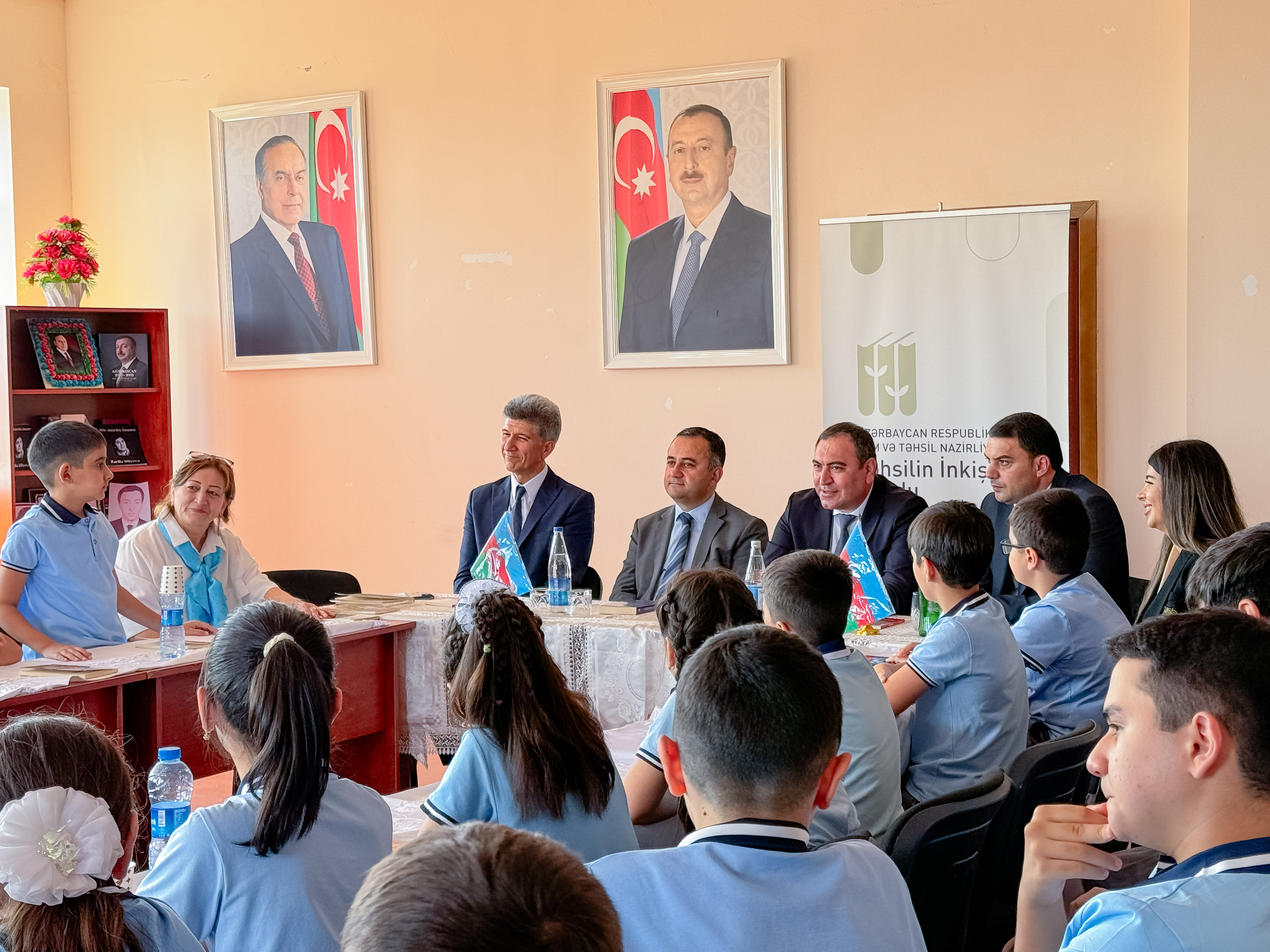 “Məktəblərə kitab ianəsi” layihəsi çərçivəsində növbəti görüş Beyləqan rayonunda keçirilib
